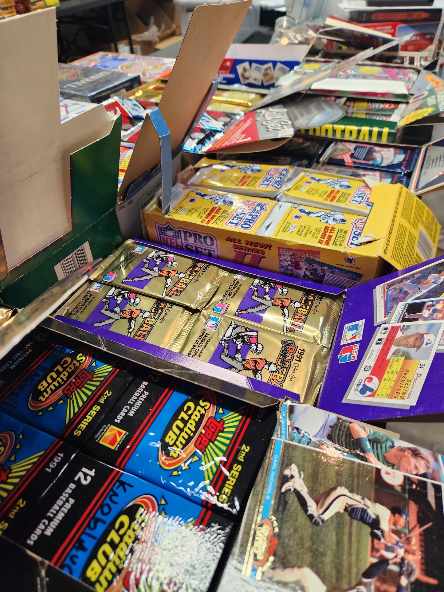 Lot of 100 Vintage MLB BASEBALL cards in unopened packs.